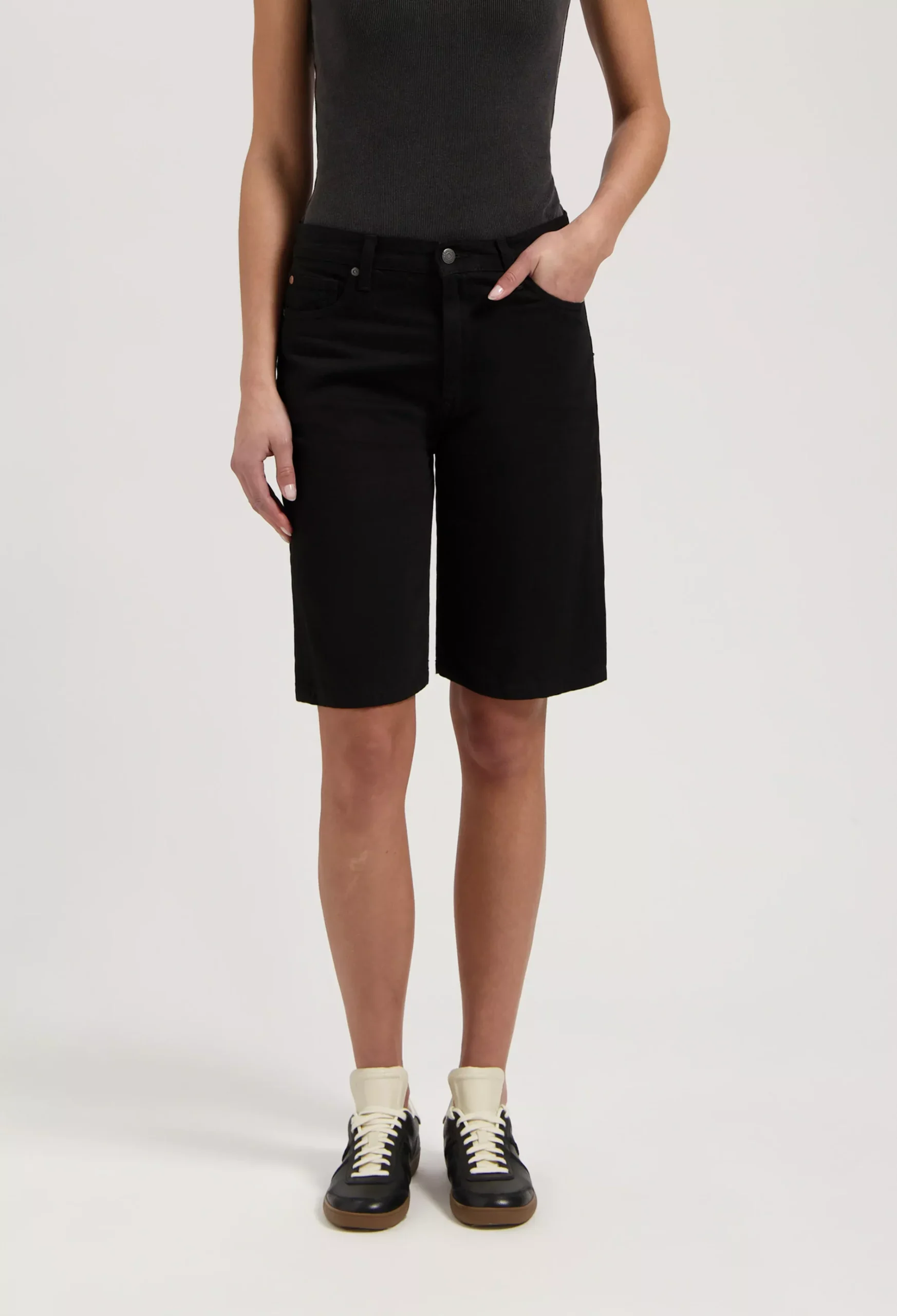 Suzy Mid Short - BlackDip